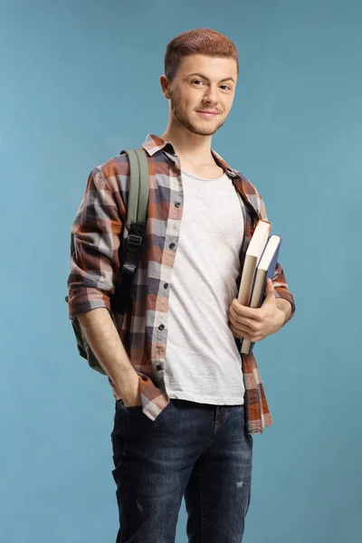 Студент с книгами и рюкзаком — стоковое фото