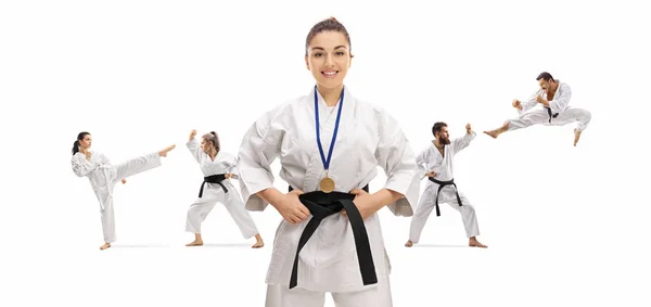 Mladá žena mistryně karate s medailí pózující s lidmi pra — Stock fotografie