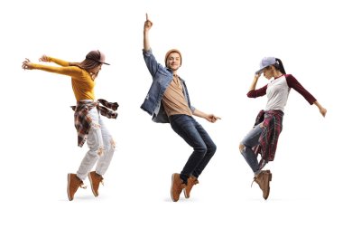 Üç genç dansçı sokak dansı yapıyor.