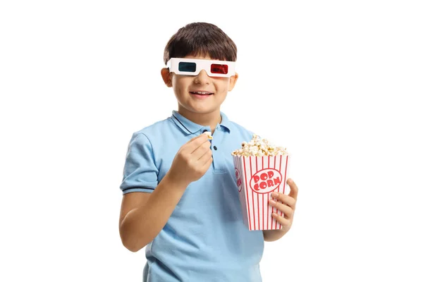 Niño sosteniendo una caja de palomitas de maíz y usando gafas de película 3d — Foto de Stock