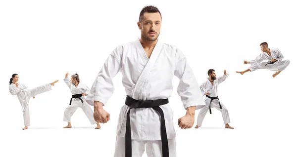 Karate master s černým opaskem stojící před muži a ženami — Stock fotografie