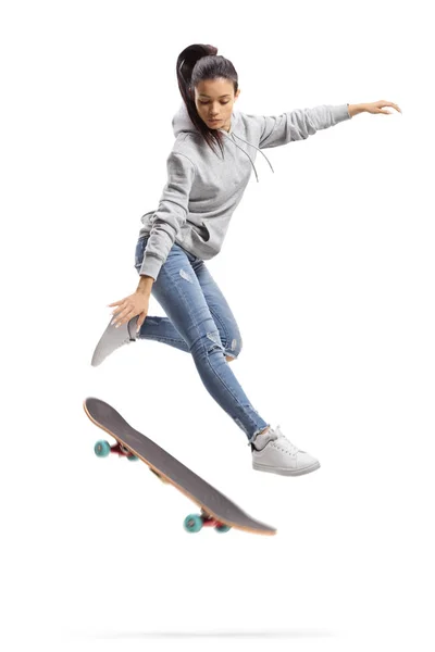 Meisje in een hoodie springt met een skateboard — Stockfoto