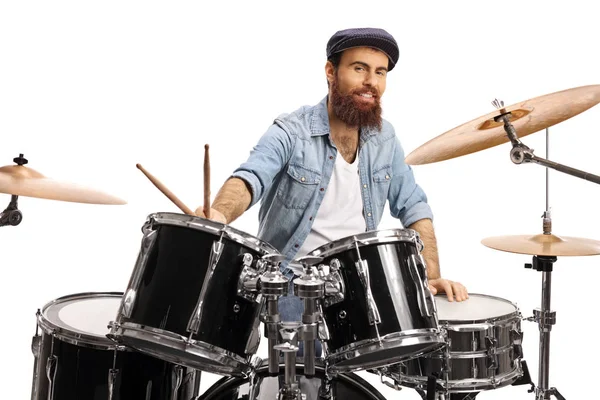 Baard drummer met een drumstel glimlachend naar de camera — Stockfoto