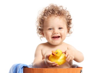 Bebek çıplak, lastik gibi gülümsüyor