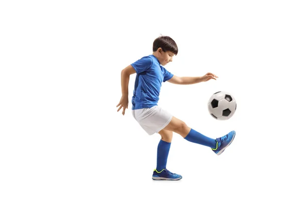 Niño jugador de fútbol malabares con una pelota de fútbol — Foto de Stock