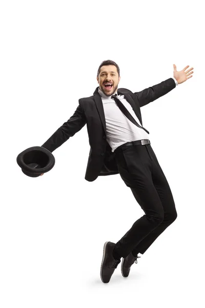 Hombre con traje bailando y sosteniendo un sombrero fedora — Foto de Stock