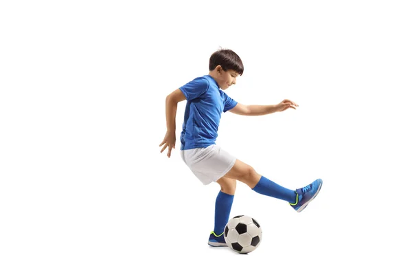 Chlapec dribluje fotbalový míček — Stock fotografie