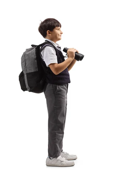 Écolier avec un sac à dos tenant binoculaire — Photo