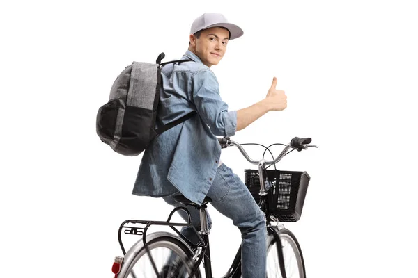 Guy rijdt op een fiets en houdt zijn duim omhoog — Stockfoto