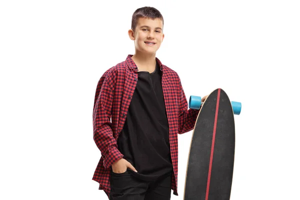 Criança sorridente segurando um longboard — Fotografia de Stock