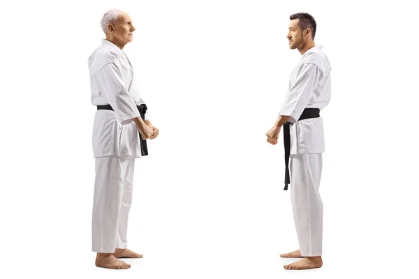 Karate Kid staand en kijkend naar zijn karate instructeur — Stockfoto