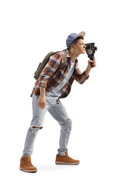 Guy met een rugzak opname met een vintage 8 mm camera — Stockfoto