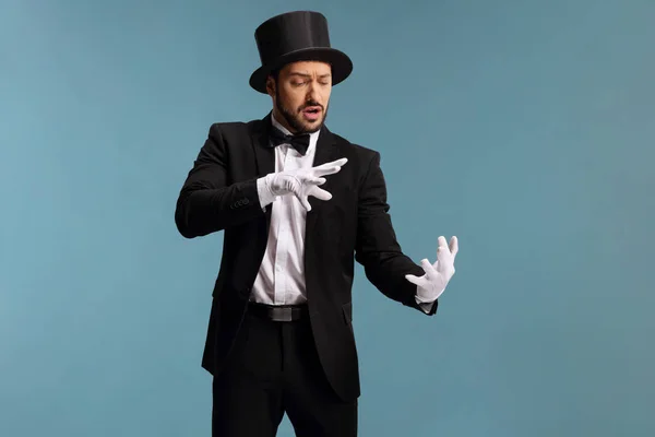 Male magician performing a trick with hands — 图库照片
