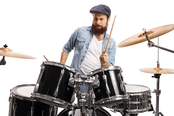 Бородатий хлопець грає на барабанах — стокове фото