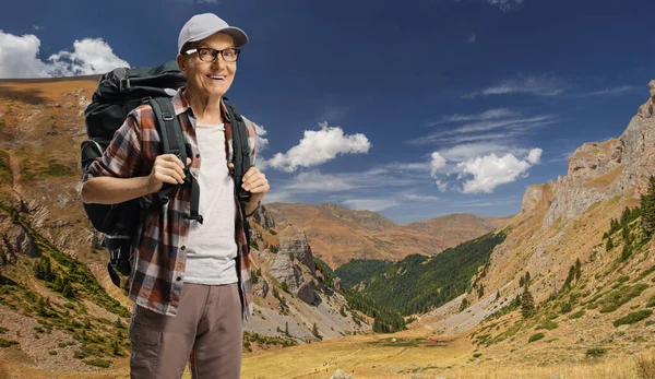 Elderly man hiker with a backpack posing on Shara mountain — Stock Photo, Image