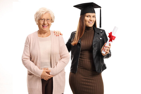 Молодая женщина в шляпе выпускника и дипломе, позирующая с el
