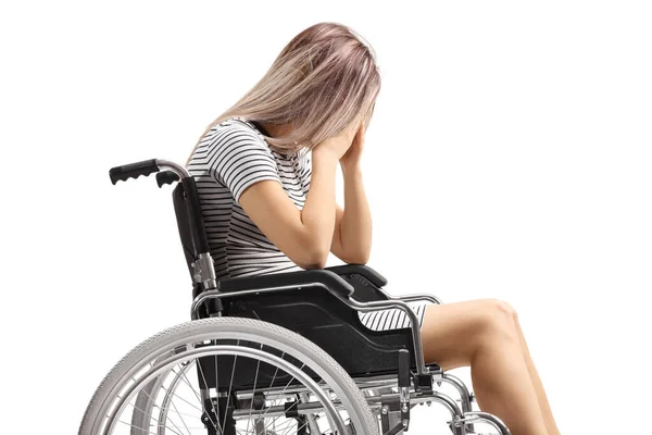 Sorglig kvinna i rullstol som håller i huvudet — Stockfoto