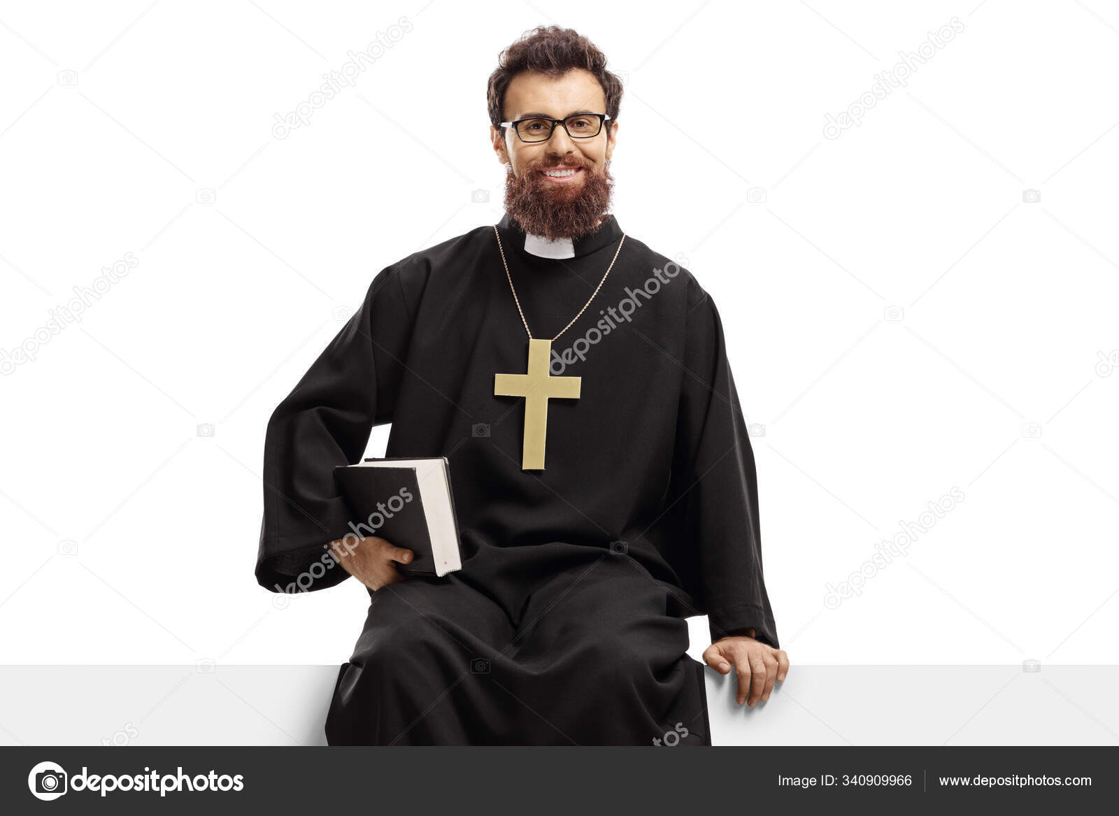 Священник сидит. Монах отшельник самара. Священник сидит. Плачущий монах. Православный монах.