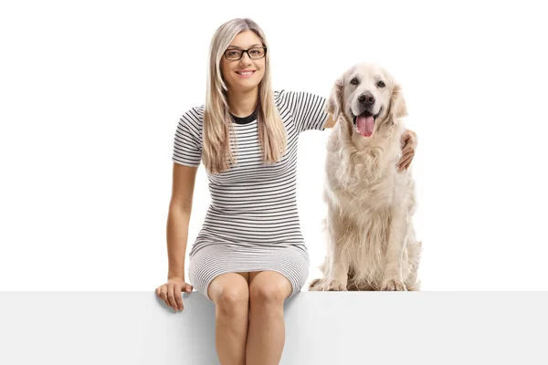 Joven mujer feliz y un perro labrador retriever sentado en un cristal —  Fotos de Stock