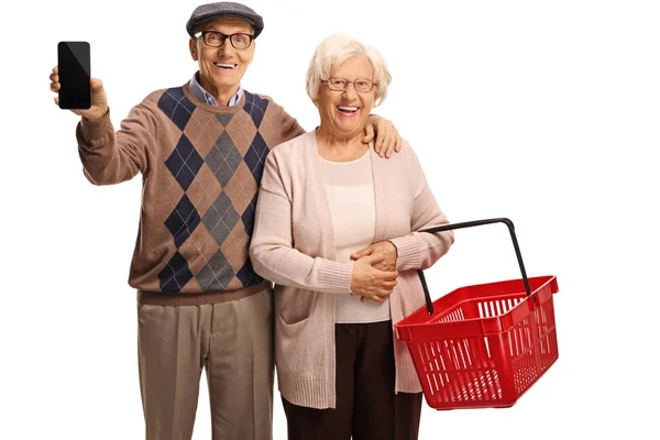 Homem idoso segurando um telefone celular e uma mulher idosa com um em — Fotografia de Stock