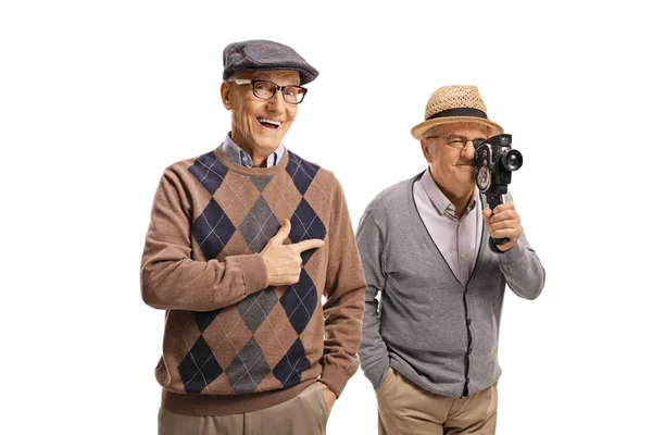Пожилой человек смеется и указывает на другого пожилого человека с 8 м — стоковое фото