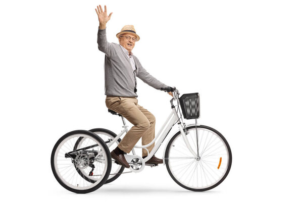 Старший едет на трехколесном велосипеде и машет перед камерой
