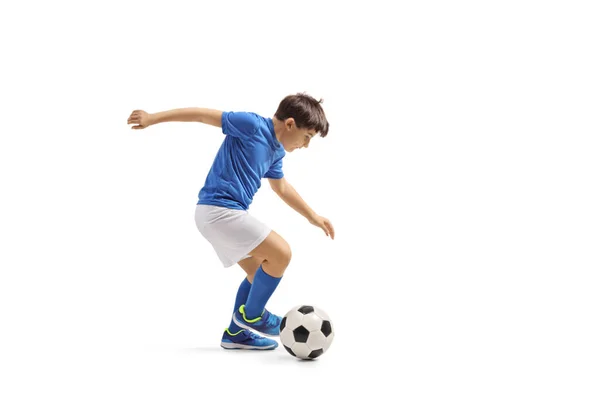 Chlapec v modrém dresu hraje fotbal — Stock fotografie