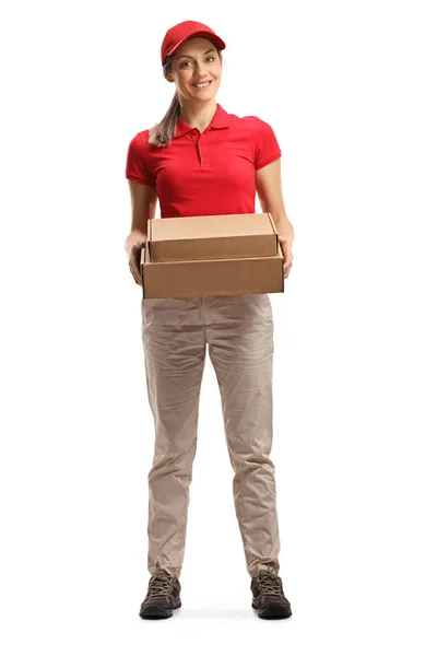 Mulher de entrega segurando pacotes e sorrindo para a câmera — Fotografia de Stock