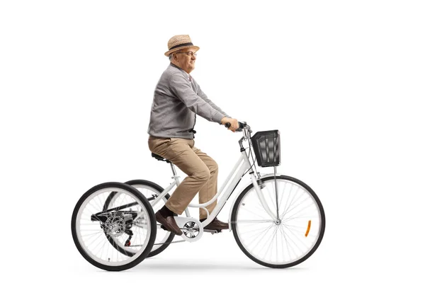 Senior man op een witte driewieler — Stockfoto