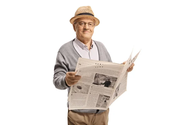 Älterer Herr hält eine Zeitung in der Hand und lächelt — Stockfoto