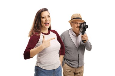 Genç, sıradan bir kadın, yaşlı bir adama gülüyor.