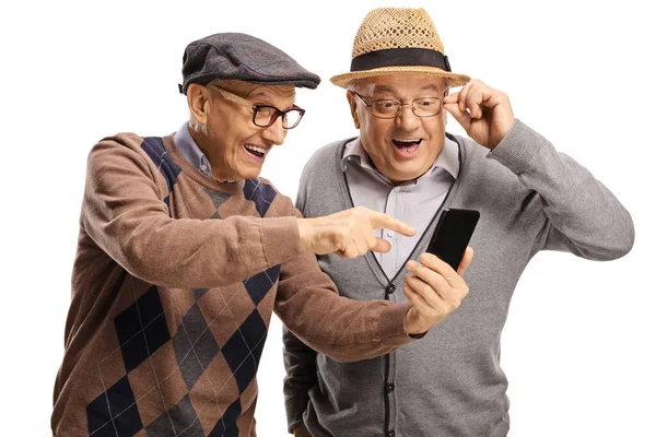 Anciano mostrando un teléfono móvil a otro hombre y sonriendo — Foto de Stock