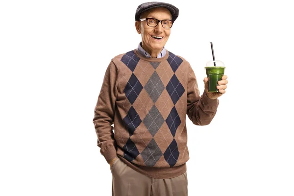 Veselý senior muž drží plastový pohár se zdravou zelenou s — Stock fotografie