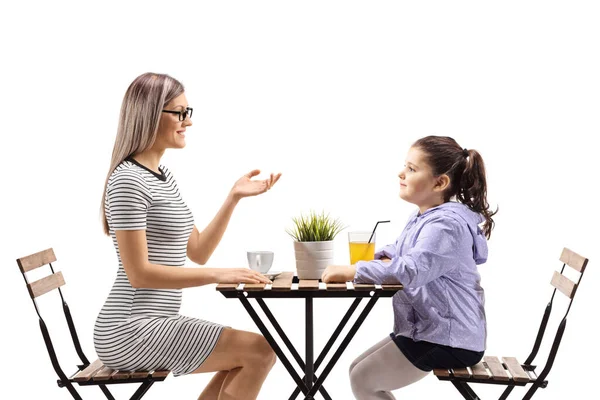 Mulher falando com uma menina em um café — Fotografia de Stock