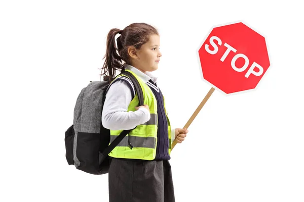 Studentessa con un segnale di stop con indosso un giubbotto di sicurezza — Foto Stock