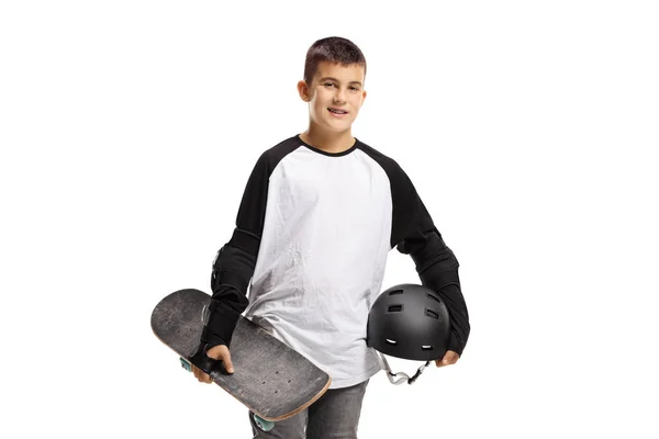 헬멧 과 스케이트보드를 들고 있는 소년 — 스톡 사진