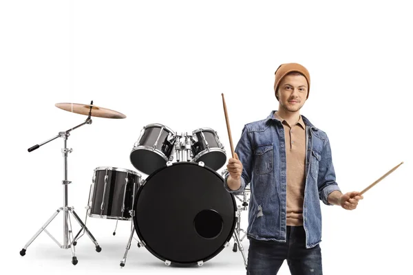 Typ mit Drumsticks und einem Schlagzeug im Rücken — Stockfoto