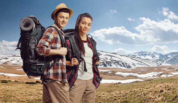 Jonge man en meisje wandelen met rugzakken op Shara berg — Stockfoto