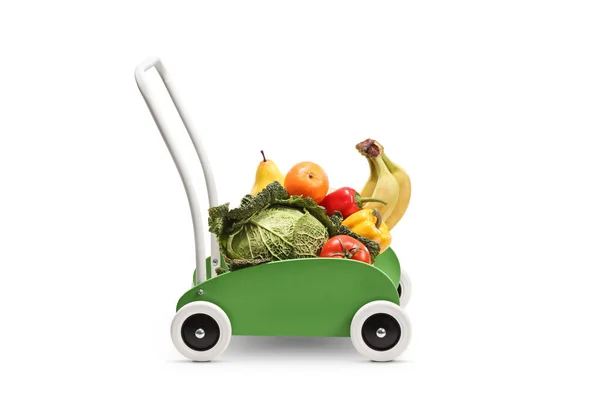 Carro de juguete de madera verde con frutas y verduras frescas — Foto de Stock