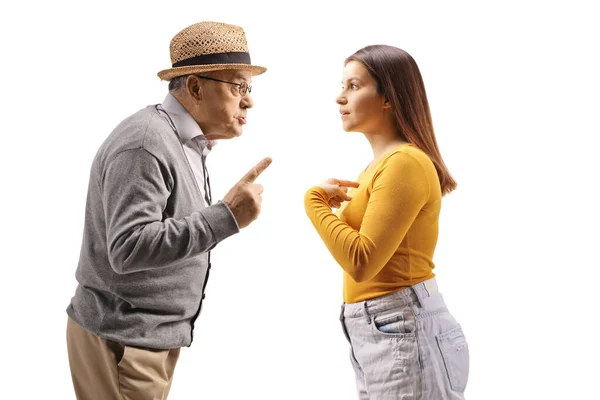 Mürrischer alter Mann rügt eine junge Frau — Stockfoto