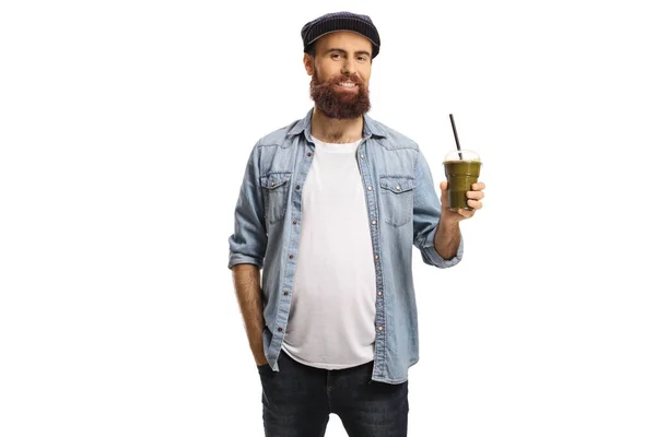 Skäggig man med en kopp grön smoothie — Stockfoto