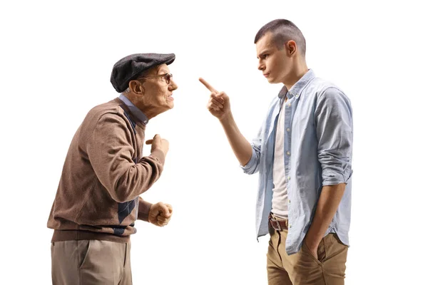 Genç bir adam kıdemli bir adamı tehdit ediyor. — Stok fotoğraf