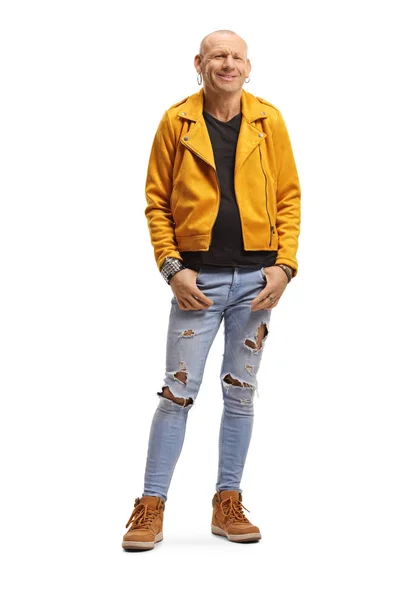 Kale man in een gele jas glimlachend — Stockfoto