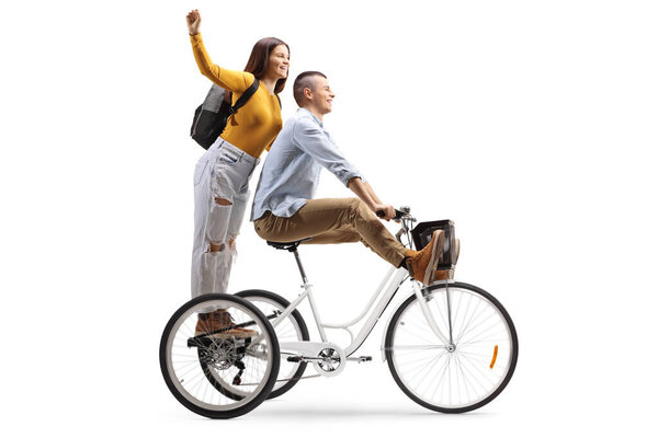 Молодой мужчина и женщина на трехколесном велосипеде
 