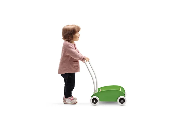 Holčička s vozíkem na hračky — Stock fotografie