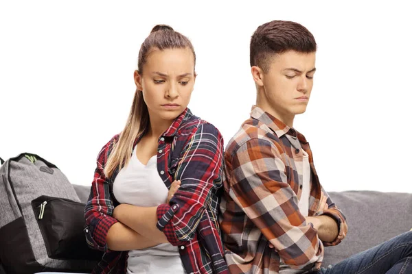 Giovane ragazzo e ragazza seduti arrabbiati tra loro — Foto Stock