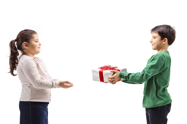 Chico dando un regalo a una chica — Foto de Stock