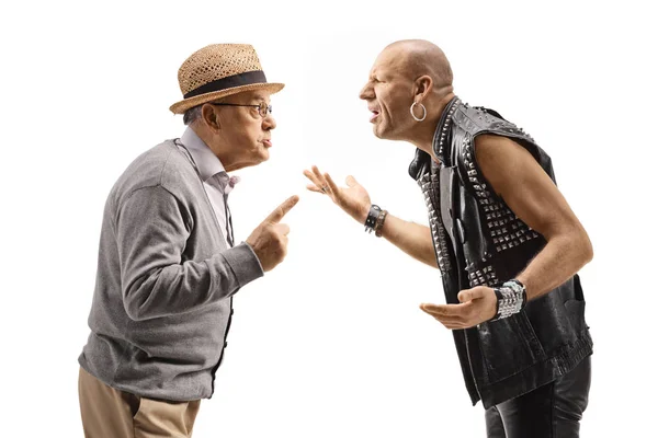 Punky enojado gritándole a un anciano caballero —  Fotos de Stock