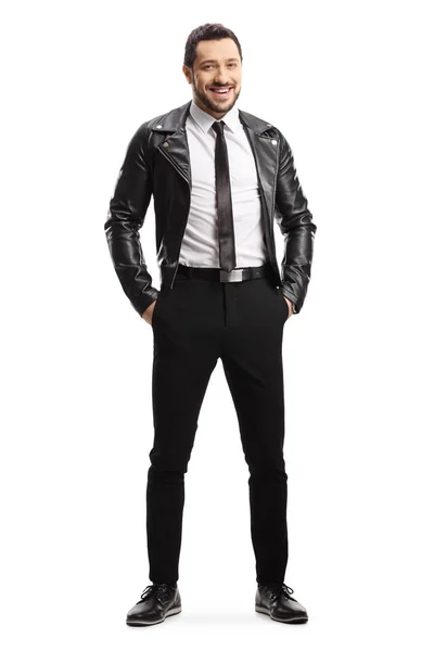 Uomo in giacca di pelle e cravatta posa — Foto Stock