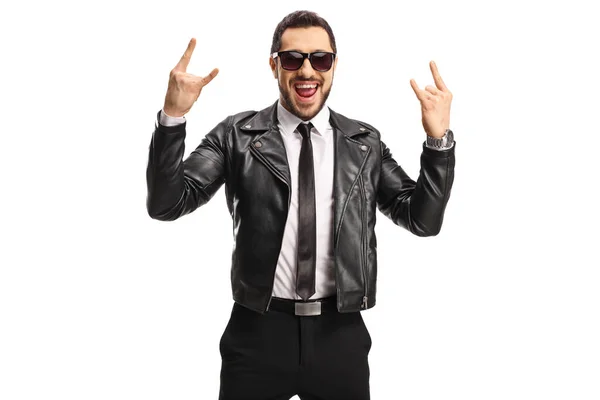 Прохолодний молодий чоловік у шкіряній куртці жестикулює рок-н-рол симбо — стокове фото